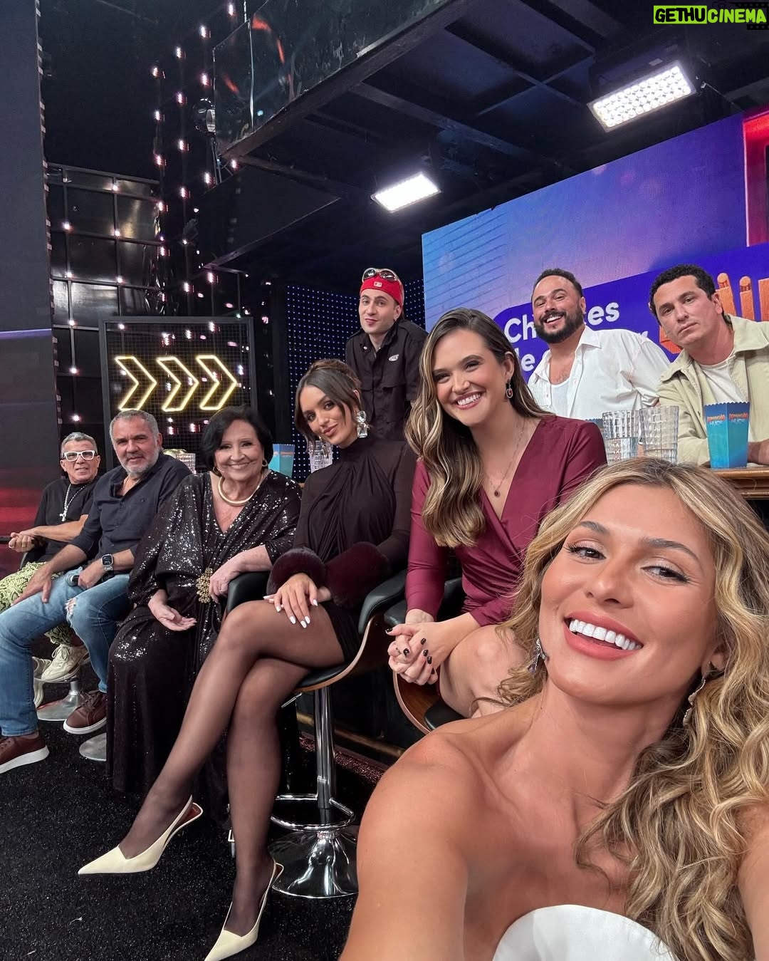 Juliana Paiva - 81.5K Likes - Esse domingo vai ser especial…além do dia das mães, teremos o @domingao e eu vou estar lá no quadro #Sexolandia debatendo as diferenças de pensamentos entre homens e mulheres! 
Já posso adiantar que o programa tá divertidíssimo, com altos debates, música boa e muita emoção! 
Não dá pra perder, né? “Entre nessa festaaa” 🎶🙌🏼💖📺💃🏻💫✨