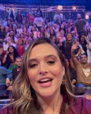 Juliana Paiva Instagram - Esse domingo vai ser especial…além do dia das mães, teremos o @domingao e eu vou estar lá no quadro #Sexolandia debatendo as diferenças de pensamentos entre homens e mulheres! 
Já posso adiantar que o programa tá divertidíssimo, com altos debates, música boa e muita emoção! 
Não dá pra perder, né? “Entre nessa festaaa” 🎶🙌🏼💖📺💃🏻💫✨