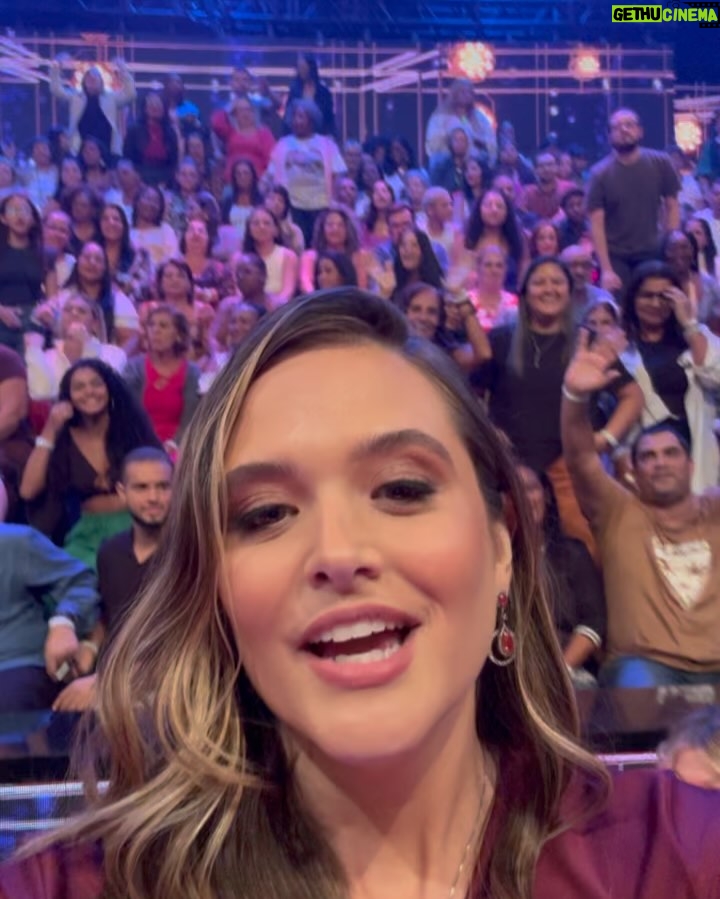 Juliana Paiva - 81.5K Likes - Esse domingo vai ser especial…além do dia das mães, teremos o @domingao e eu vou estar lá no quadro #Sexolandia debatendo as diferenças de pensamentos entre homens e mulheres! 
Já posso adiantar que o programa tá divertidíssimo, com altos debates, música boa e muita emoção! 
Não dá pra perder, né? “Entre nessa festaaa” 🎶🙌🏼💖📺💃🏻💫✨
