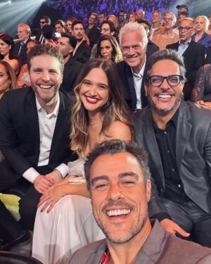 Juliana Paiva Instagram - “A festa é sua, a festa é nossa 
É de quem quiser, quem vier”❤️✨

Noite mágica pra celebrar o sonho de um homem que mudou completamente a vida de muita gente!👏🏼
Amei encontrar e reencontrar tantos colegas de trabalho e pessoas que admiro e que me inspiram na profissão!
Que venham mais 60 anos muito inspirados e recheados de boas histórias! 
Viva a arte, viva o esporte, viva o jornalismo! 
Parabéns @tvglobo Que trajetória linda! 
Vamos mais!🙌🏼😍📺✨plim plim✨