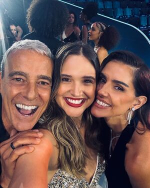 Juliana Paiva Instagram - “A festa é sua, a festa é nossa 
É de quem quiser, quem vier”❤️✨

Noite mágica pra celebrar o sonho de um homem que mudou completamente a vida de muita gente!👏🏼
Amei encontrar e reencontrar tantos colegas de trabalho e pessoas que admiro e que me inspiram na profissão!
Que venham mais 60 anos muito inspirados e recheados de boas histórias! 
Viva a arte, viva o esporte, viva o jornalismo! 
Parabéns @tvglobo Que trajetória linda! 
Vamos mais!🙌🏼😍📺✨plim plim✨