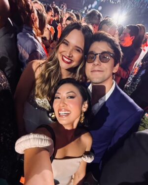 Juliana Paiva Instagram - “A festa é sua, a festa é nossa 
É de quem quiser, quem vier”❤️✨

Noite mágica pra celebrar o sonho de um homem que mudou completamente a vida de muita gente!👏🏼
Amei encontrar e reencontrar tantos colegas de trabalho e pessoas que admiro e que me inspiram na profissão!
Que venham mais 60 anos muito inspirados e recheados de boas histórias! 
Viva a arte, viva o esporte, viva o jornalismo! 
Parabéns @tvglobo Que trajetória linda! 
Vamos mais!🙌🏼😍📺✨plim plim✨
