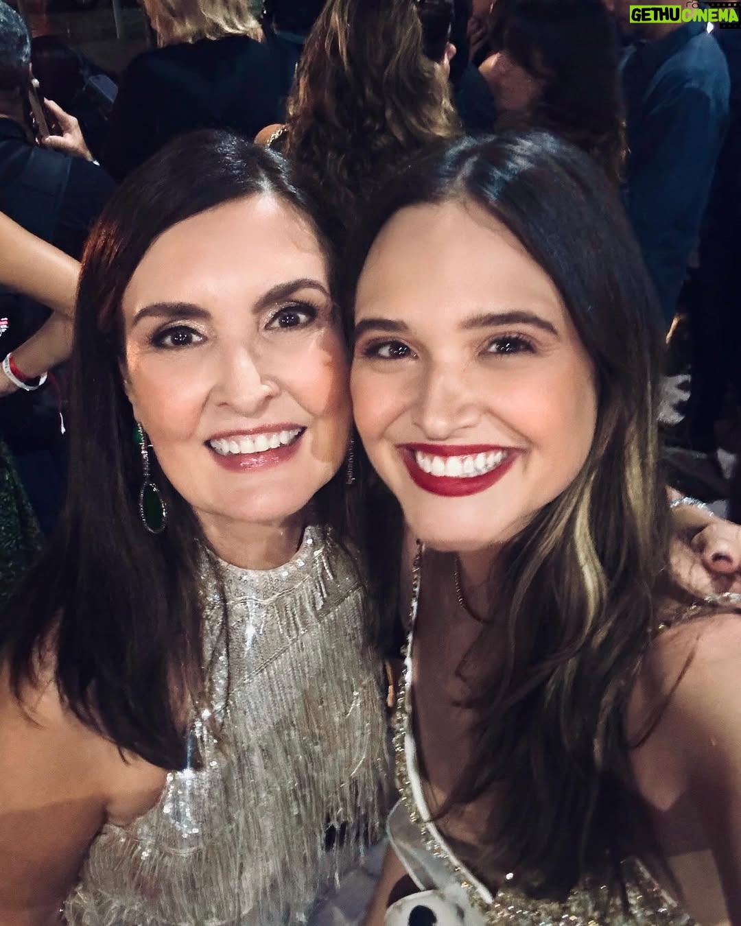 Juliana Paiva - 99K Likes - “A festa é sua, a festa é nossa 
É de quem quiser, quem vier”❤️✨

Noite mágica pra celebrar o sonho de um homem que mudou completamente a vida de muita gente!👏🏼
Amei encontrar e reencontrar tantos colegas de trabalho e pessoas que admiro e que me inspiram na profissão!
Que venham mais 60 anos muito inspirados e recheados de boas histórias! 
Viva a arte, viva o esporte, viva o jornalismo! 
Parabéns @tvglobo Que trajetória linda! 
Vamos mais!🙌🏼😍📺✨plim plim✨