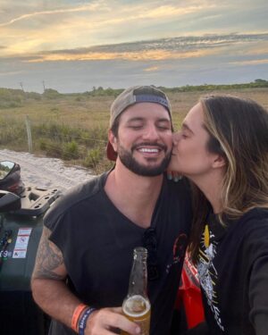 Juliana Paiva Instagram - Hoje é aniversário de um dos caras mais do bem que eu conheço e que por sorte posso chamar de meu amor e assim trocar esse sentimento diariamente com ele!
Love, que seu novo ciclo seja espetacular…muito além de só bom..que nele vc se encontre cada vez mais, se conecte com o seu propósito lindo de estar aqui e fortifique sua caminhada em direção aos seu sonhos! 
Eu estarei sempre aqui, caminhando ao seu lado, correndo junto e até recalculando rotas quando for preciso!
Te amo profundamente e quero sempre poder compartilhar essa vida linda, louca e sábia com vc! 
Parabéns meu aniversariante! Muita saúde, realizações, alegrias, paz, luz e amor!
Começou o seu melhor ciclo! Vamooooss!💪🏼🙌🏼🥳💖✨💫