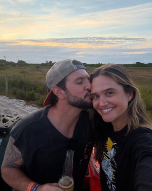 Juliana Paiva Instagram - Hoje é aniversário de um dos caras mais do bem que eu conheço e que por sorte posso chamar de meu amor e assim trocar esse sentimento diariamente com ele!
Love, que seu novo ciclo seja espetacular…muito além de só bom..que nele vc se encontre cada vez mais, se conecte com o seu propósito lindo de estar aqui e fortifique sua caminhada em direção aos seu sonhos! 
Eu estarei sempre aqui, caminhando ao seu lado, correndo junto e até recalculando rotas quando for preciso!
Te amo profundamente e quero sempre poder compartilhar essa vida linda, louca e sábia com vc! 
Parabéns meu aniversariante! Muita saúde, realizações, alegrias, paz, luz e amor!
Começou o seu melhor ciclo! Vamooooss!💪🏼🙌🏼🥳💖✨💫