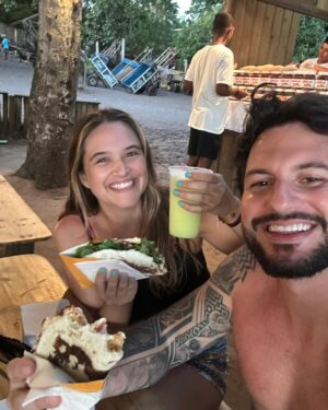 Juliana Paiva Instagram - Hoje é aniversário de um dos caras mais do bem que eu conheço e que por sorte posso chamar de meu amor e assim trocar esse sentimento diariamente com ele!
Love, que seu novo ciclo seja espetacular…muito além de só bom..que nele vc se encontre cada vez mais, se conecte com o seu propósito lindo de estar aqui e fortifique sua caminhada em direção aos seu sonhos! 
Eu estarei sempre aqui, caminhando ao seu lado, correndo junto e até recalculando rotas quando for preciso!
Te amo profundamente e quero sempre poder compartilhar essa vida linda, louca e sábia com vc! 
Parabéns meu aniversariante! Muita saúde, realizações, alegrias, paz, luz e amor!
Começou o seu melhor ciclo! Vamooooss!💪🏼🙌🏼🥳💖✨💫