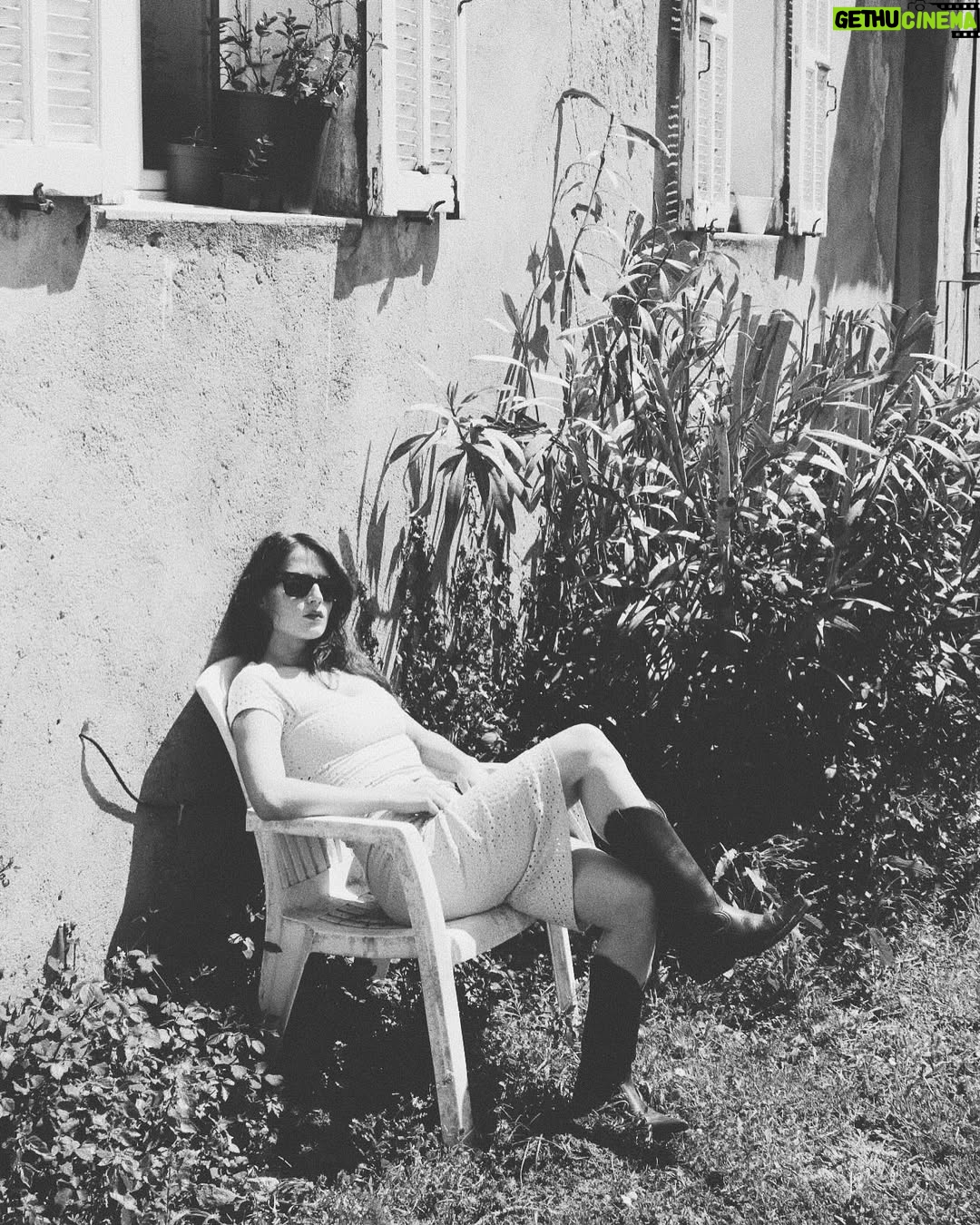 Julie Robert - 579 Likes - “ et quelque part, en Corse, au fond d’un village,
les yeux de Julie”