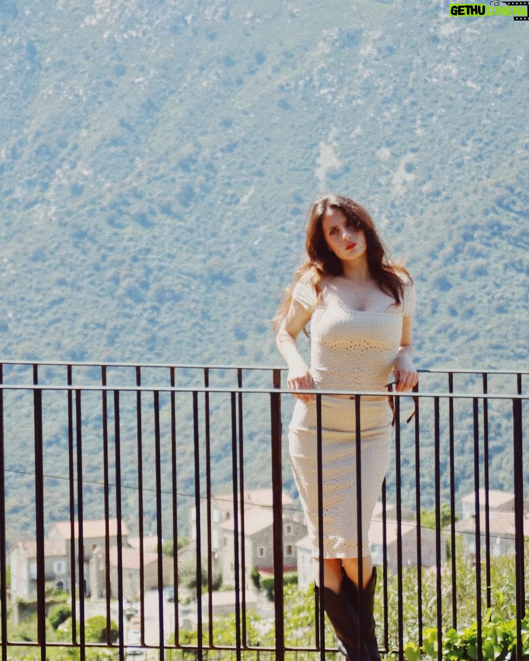 Julie Robert - 579 Likes - “ et quelque part, en Corse, au fond d’un village,
les yeux de Julie”