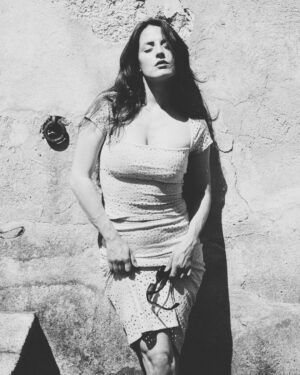 Julie Robert Instagram - “ et quelque part, en Corse, au fond d’un village, 
les yeux de Julie”