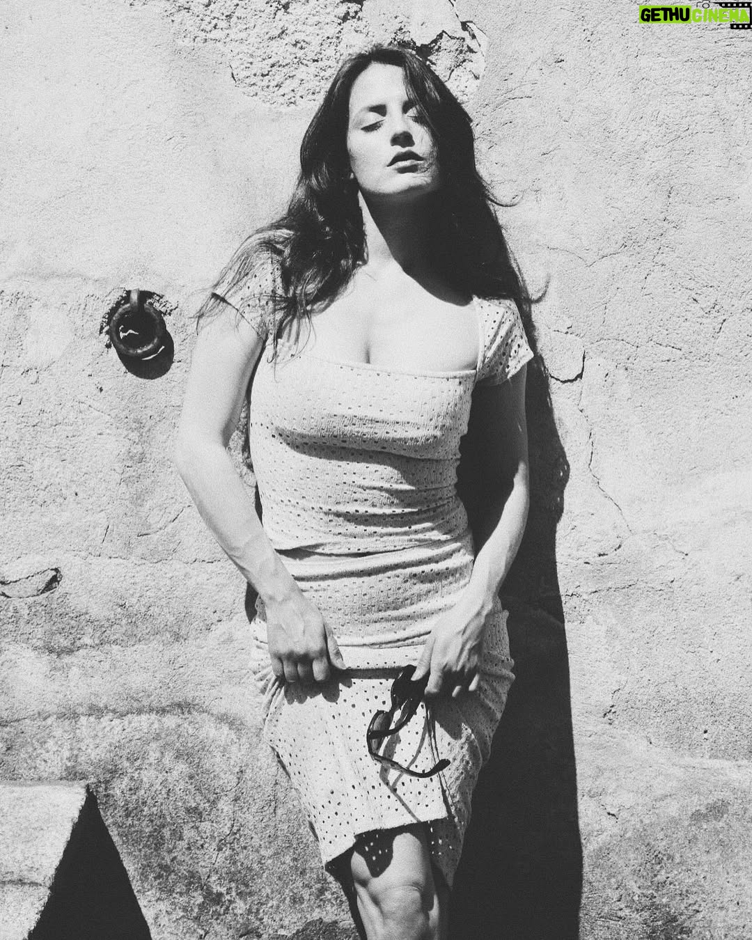 Julie Robert - 579 Likes - “ et quelque part, en Corse, au fond d’un village,
les yeux de Julie”