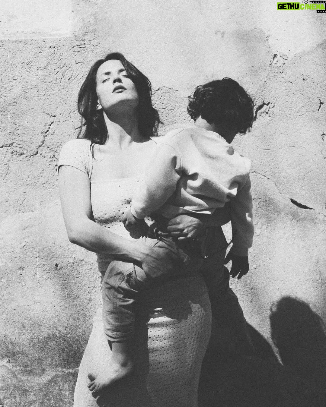 Julie Robert - 579 Likes - “ et quelque part, en Corse, au fond d’un village,
les yeux de Julie”