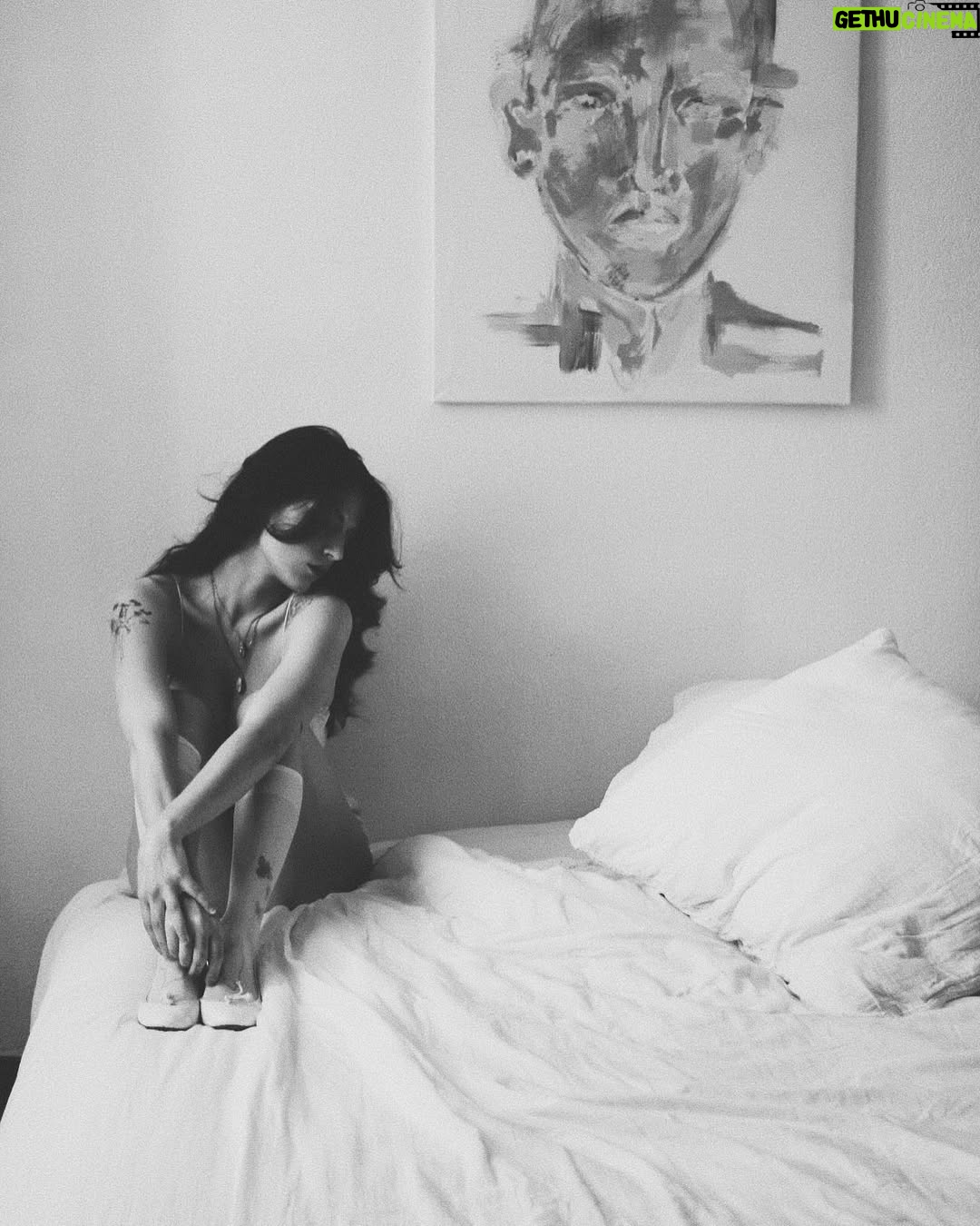 Julie Robert - 579 Likes - “ et quelque part, en Corse, au fond d’un village,
les yeux de Julie”