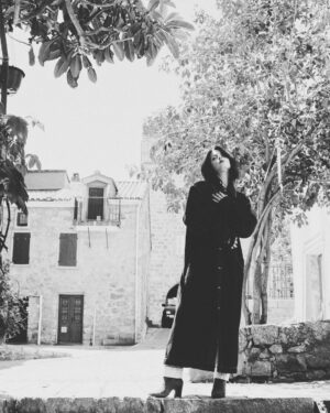 Julie Robert Instagram - “ et quelque part, en Corse, au fond d’un village, 
les yeux de Julie”