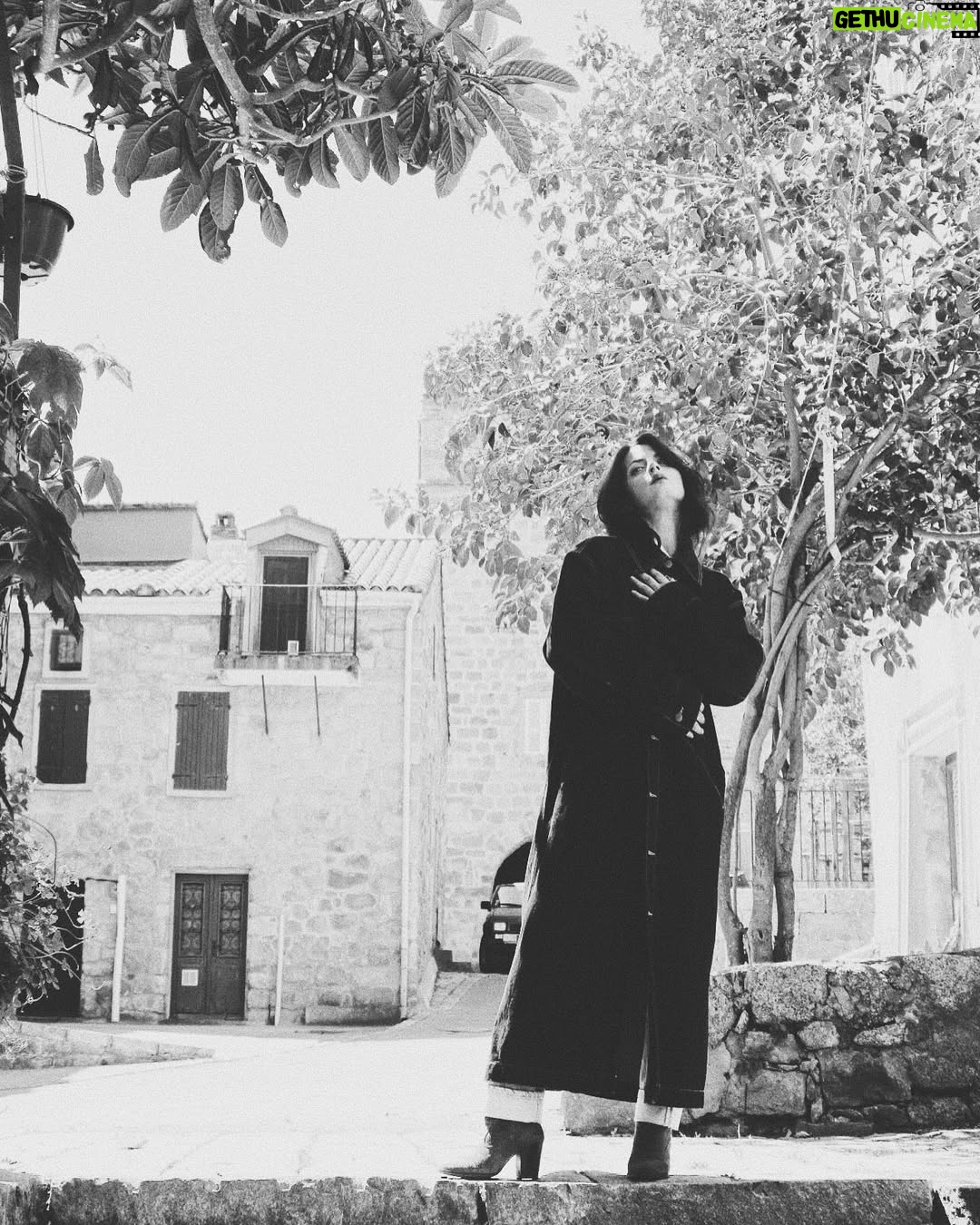 Julie Robert - 579 Likes - “ et quelque part, en Corse, au fond d’un village,
les yeux de Julie”