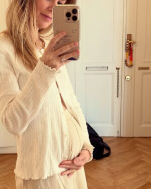 Julie Zangenberg Instagram - Vi glæder os så meget til at møde vores lille ny menneske til oktober🙏🏼🤰🏼♥️

Leo er allerede den bedste storebror. PS: ser Andreas stolt ud?😂😍
