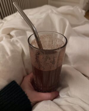 Julie Zangenberg Instagram - Kære venner♥️ Jeg har været stille, da jeg - ligesom mange andre - har været i syg. En lungeinfektion endte det ud i, som de gode folk på Rigshospitalet endte med at hjælpe mig med. Jeg har taget den med ro og healer stadig. Er dog - som foråret - på vej tilbage🌱 Tak for jeres søde beskeder og indtjekninger. Vi ses snart. Kram Julie