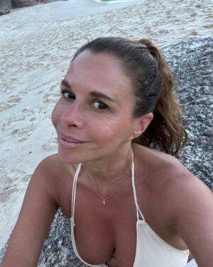 Julieta Ortega Instagram - 🥥🇧🇷💛