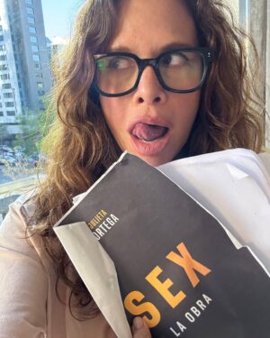 Julieta Ortega Instagram - Me vine a Chile tres días con nueva obrita para leer. A partir del 17 de abril nos vamos de gira por el país y más allá, con Sex, version teatral.

@diecramos @gloria_carra @nico__riera @josemariamuscari ✈️🩵

Este fin de semana largo te veo en Gorriti Art Center con funciones agregadas x carnaval 👄✨
