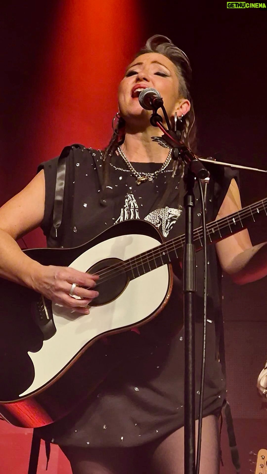 KT Tunstall - 2K Likes - When Ireland and Scotland meet, magical things can happen! 🇮🇪✨🏴
Check out the first ever duet of “Black Horse X Óró Sé Do Bheatha Abhaile” with Irelands very own @chrisleonardofficial_ !
Another unforgettable moment from my night at the Barras! 🤘🏼🎸
Huge thanks to the KT fam for capturing the magic! ⚡️
#kttunstall #blackhorseandthecherrytree #barras
