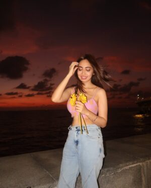 Kaashvi Hiranandani Instagram - let’s watch the sunset together? 🌻 #kaashplays shot by @deomanish 
.
.
.
.
.
#mumbai #explore #bgmi #fyp #sunset #kaashvi #india #sunflower