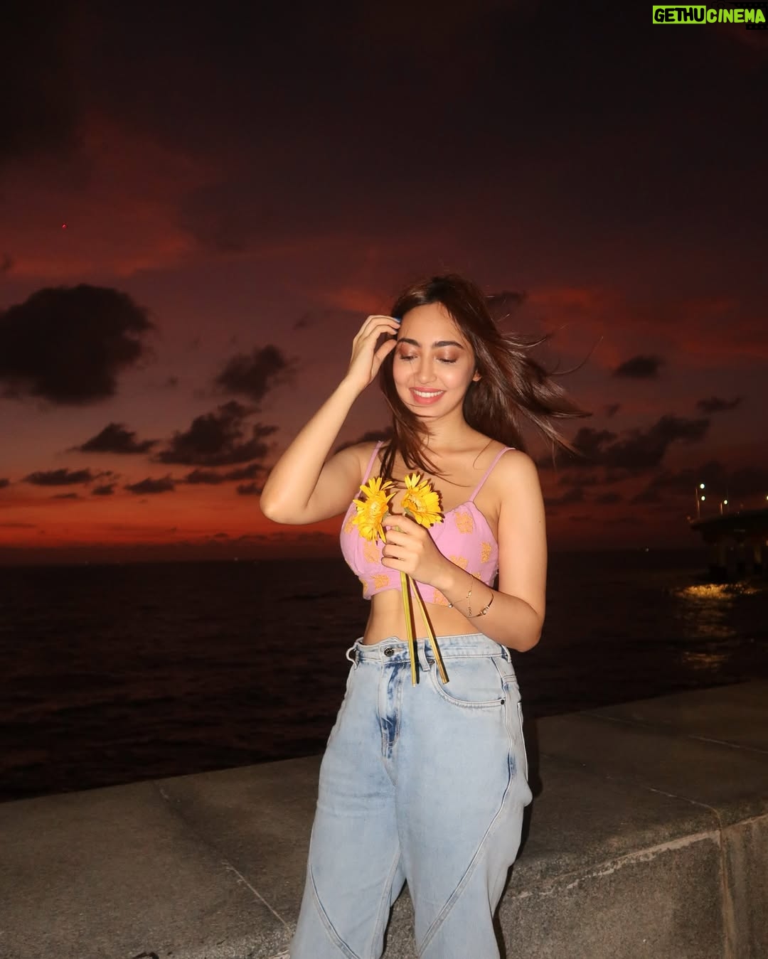 Kaashvi Hiranandani - 563.6K Likes - let’s watch the sunset together? 🌻 #kaashplays shot by @deomanish 
.
.
.
.
.
#mumbai #explore #bgmi #fyp #sunset #kaashvi #india #sunflower