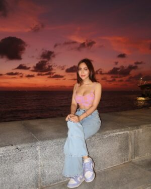 Kaashvi Hiranandani Instagram - let’s watch the sunset together? 🌻 #kaashplays shot by @deomanish 
.
.
.
.
.
#mumbai #explore #bgmi #fyp #sunset #kaashvi #india #sunflower