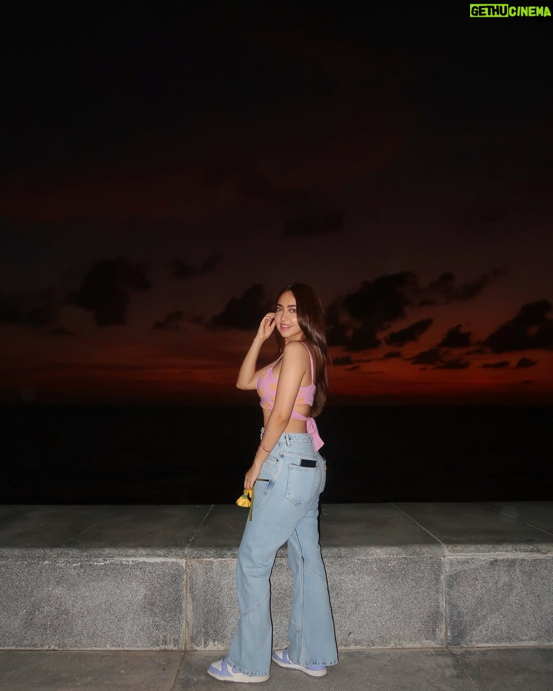 Kaashvi Hiranandani - 563.6K Likes - let’s watch the sunset together? 🌻 #kaashplays shot by @deomanish 
.
.
.
.
.
#mumbai #explore #bgmi #fyp #sunset #kaashvi #india #sunflower