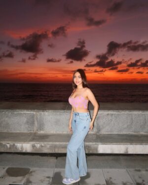 Kaashvi Hiranandani Instagram - let’s watch the sunset together? 🌻 #kaashplays shot by @deomanish 
.
.
.
.
.
#mumbai #explore #bgmi #fyp #sunset #kaashvi #india #sunflower