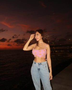 Kaashvi Hiranandani Instagram - let’s watch the sunset together? 🌻 #kaashplays shot by @deomanish 
.
.
.
.
.
#mumbai #explore #bgmi #fyp #sunset #kaashvi #india #sunflower