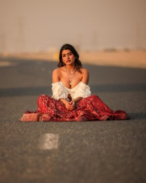 Kanak Pandey Instagram - Confidence is the sexiest thing you can wear...!
.
.
.
.
#dubai🇦🇪 #mylife #myhome #fashion #babygirl