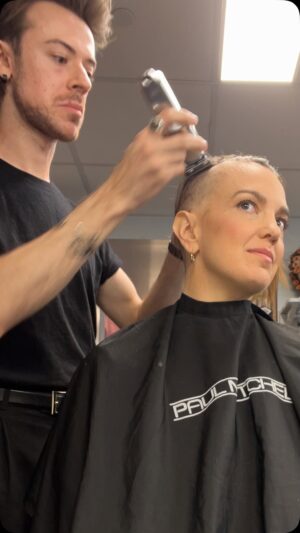 Kara Lindsay Instagram - Looking over photos and videos from the past several months and thought what’s the point of hoarding these? Imma share them.

This particular moment was very special. I went through several chemo treatments while @mattressmusical and my hair was falling out. I really didn’t feel sad about losing my hair because I knew it would grow back. 

(My eyebrows and eyelashes, however, that was a bummer- vanity. They’re slowwwwly growing back tho! And god knows that one chin hair was the FIRST to return to life🫠)

@veggie.vamp was very kind and willing to shave my head for me. The cast and crew came to support and party. This group was just SO special. I miss them. They walked through the very beginnings of my diagnosis with me and infused such a dark moment with joy and empowerment.
Community is everything. 🩷🥹
