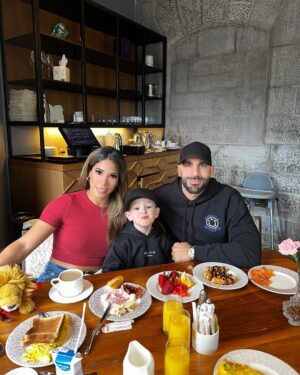 Karen Dejo Instagram - Quebec City - Château Frontenac - With my boys, I love them❤️