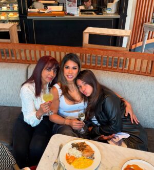 Karen Dejo Instagram - Feliz día de la madre🌹 aquí estoy con mi madre y mi hija las dos personas que más amo en el mundo ❤️ solo una madre es capaz de entender ese amor incondicional por nuestros hijos ,pero al mismo tiempo nadie sabe las batallas que tenemos que luchar pero basta una sonrisa o un te amo o hasta solo un abrazo en silencio para saber que todo está bien❤️
Mirar como ellas juegan conversan y disfrutan me da felicidad .🙏🏽 

Feliz día mamita preciosa @anamariayglesias 🥰🙏🏽