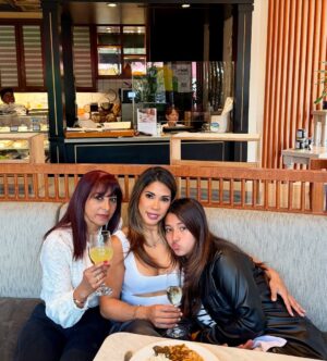 Karen Dejo Instagram - Feliz día de la madre🌹 aquí estoy con mi madre y mi hija las dos personas que más amo en el mundo ❤️ solo una madre es capaz de entender ese amor incondicional por nuestros hijos ,pero al mismo tiempo nadie sabe las batallas que tenemos que luchar pero basta una sonrisa o un te amo o hasta solo un abrazo en silencio para saber que todo está bien❤️
Mirar como ellas juegan conversan y disfrutan me da felicidad .🙏🏽 

Feliz día mamita preciosa @anamariayglesias 🥰🙏🏽