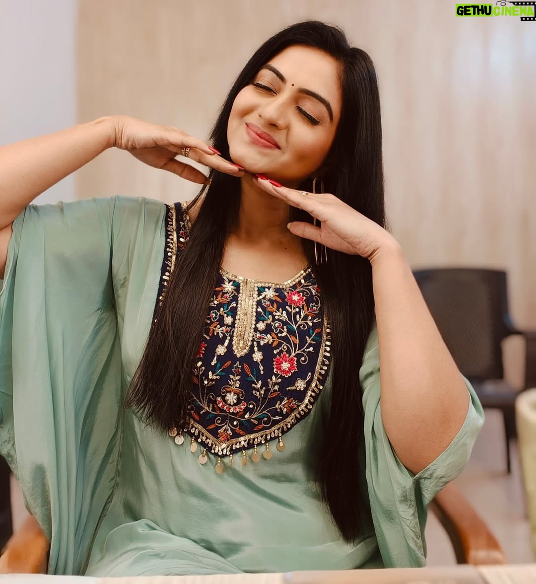 Kashmira Kulkarni - 2.5K Likes - Being Ramya
Khul ke muskurao..,.. khul K Jio..... ❤️
#kashmiraasramya
#kashhmiragkulkarrni
#kashmiraofficial #starpravahparivaar #starpravah #ramya #kashmirakulkarni #kashmirakulkarniofficial