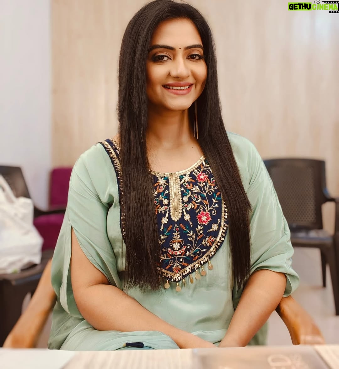 Kashmira Kulkarni - 2.5K Likes - Being Ramya
Khul ke muskurao..,.. khul K Jio..... ❤️
#kashmiraasramya
#kashhmiragkulkarrni
#kashmiraofficial #starpravahparivaar #starpravah #ramya #kashmirakulkarni #kashmirakulkarniofficial