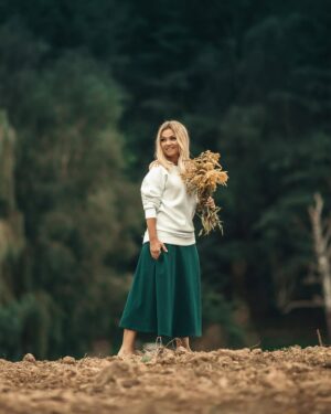 Katarzyna Bujakiewicz Instagram - Te wszystkie zdjęcia, które widzicie, to są rzeczy od polskich projektantek!Dzisiaj rano wstałam, przejrzałam internet i zalały mnie WSZECHOBECNE reklamy fast fashion. Wkurzyłam się. Dlatego postanowiłam o tym napisać.
Od lat kupuję od polskich projektantów. Od lat wspieram polskie projektantki, polskie marki. I powiem Wam jedno — te rzeczy są niezawodne.
Zamiast dziesięciu koszulek kupmy dwie fajne bluzy. T-shirt i bluza załatwiają całą stylizację. Możemy pokombinować, pobawić się modą, a przede wszystkim — wspierać swoje.
Niedawno zrobiłam lajfa z polskimi przedsiębiorczyniami, które opowiadały, z czym się mierzą.
Wiecie, ile kosztuje wyprodukowanie w Polsce zwykłego t-shirta?
Ile osób trzeba uczciwie opłacić, żeby uszyć sukienkę? Ile pracy, serca, czasu na to idzie?
Moje bluzy od Sylwii Majdan mają 10 lat i są niezniszczalne. Spodnie od By Insomnia — 10 lat, nadal jak nowe. Sukienki od Risk Made in Warsaw — prawie dekada i nic się z nimi nie dzieje. Nadal są modne.
Pomyślmy: czy naprawdę chcemy wszystko wyrzucać na śmieci, czy chcemy, żeby nasze wnuczki nosiły kiedyś nasze ukochane rzeczy jak skarby po babciach?
Chcecie, żebym zrobiła z dziewczynami kolejnego lajfa przypominającego o tych sprawach? Może to coś zmieni.
Jeżeli macie swoje ulubione polskie marki i kogoś wspieracie — wpiszcie tutaj w komentarzu!
Niech ten post stanie się miejscem pełnym dobrych, lokalnych rekomendacji. Wspierajmy się nawzajem!
#slowfashion #polskiemarki #wspierampolskie #kupujpolskie #lessismore  #sylwiamajdan #byinsomnia #riskmadeinwarsaw 
@lillow.pl  @iwonakutnikatelier  @sylwiamajdan_private  @riskmadeinwarsaw  @by_insomnia  @mojkrajtakipiekny  @muukreacje