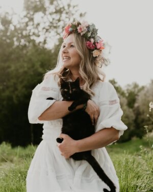 Katarzyna Bujakiewicz Instagram - MOC SŁOWIAŃSKICH KOBIET 2 

JUŻ 14 CZERWCA! 
UROCZYSKO SNOPKÓW!
Link w bio.

To nie jest zwykłe wydarzenie.
To wołanie serca.
To powrót do siebie. Do siły, którą każda z nas nosi w sobie od pokoleń.

Zapraszamy Cię do przestrzeni, gdzie kobiecość spotyka się z naturą, a siostrzane dusze tworzą krąg, w którym wszystko staje się możliwe.

Wspólnie będziemy:

• Tańczyć boso w białych sukienkach ,w rytm słowiańskiej muzyki! 
• Uderzać w bębny, aż poczujemy puls ziemi w naszym wnętrzu
• Zaplatać wianki i warkocze – z intencją, z miłością, z wdzięcznością
• Wypowiadać pragnienia duszy podczas rytuału manifestacji
• Poruszać się w rytmie słowiańskiej gimnastyki, czując jak ciało wraca do harmonii
• Jeździć konno, śmiać się, fotografować chwile, które zostaną w sercu na zawsze
• Tworzyć makramy, być tu i teraz – spokojne, uważne, obecne
• Zanurzać się w dźwiękach koncertu, który porwie każdą cząstkę duszy
• Ogrzewać dłonie przy ognisku i rozmawiać do późna, jak nasze babki i prababki

A do tego…
Biżuteria z kamieni, które pamiętają pradawne pieśni.
Kosmetyki stworzone z miłością do ciała i Ziemi.
Obrazy, w których pulsuje słowiańska dusza.
I jedzenie – prawdziwe, pachnące, karmiące nie tylko brzuch, ale i serce.tradycyjny polski żur, gulasz z aromatycznych warzyw, pyszne ziołowe podpłomyki, placek z owocami pachnącymi latem. 

To czas, by odetchnąć. By się zatrzymać.
By przypomnieć sobie, kim jesteś, kiedy nikt niczego od Ciebie nie oczekuje.

Przyjdź.
Usiądź z nami w kręgu.
Obudź swoją moc.
Jesteś u siebie.

#Lublin #moc #mocsłowiańskichkobiet #slavic #wydarzenie #mocsłowiańskichkobiet #event