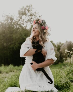 Katarzyna Bujakiewicz Instagram - Różni nas wszystko.
Każda z nas patrzy na świat inaczej. Każda ma inną historię, inne życie, inne marzenia.
Ale jest coś, co może nas połączyć — wzajemne wsparcie.
Jeśli macie ochotę przeżyć coś wyjątkowego, zapraszam Was 14 czerwca do Uroczyska Snopków na totalnie babską, słowiańską noc i wieczór! @uroczyskosnopkow 
 A te magiczne zdjęcia zrobiła @phootoluna 🌞