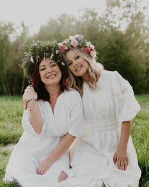 Katarzyna Bujakiewicz Instagram - Różni nas wszystko.
Każda z nas patrzy na świat inaczej. Każda ma inną historię, inne życie, inne marzenia.
Ale jest coś, co może nas połączyć — wzajemne wsparcie.
Jeśli macie ochotę przeżyć coś wyjątkowego, zapraszam Was 14 czerwca do Uroczyska Snopków na totalnie babską, słowiańską noc i wieczór! @uroczyskosnopkow 
 A te magiczne zdjęcia zrobiła @phootoluna 🌞