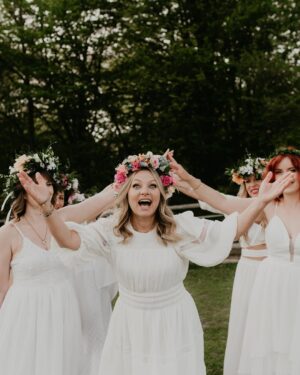 Katarzyna Bujakiewicz Instagram - Różni nas wszystko.
Każda z nas patrzy na świat inaczej. Każda ma inną historię, inne życie, inne marzenia.
Ale jest coś, co może nas połączyć — wzajemne wsparcie.
Jeśli macie ochotę przeżyć coś wyjątkowego, zapraszam Was 14 czerwca do Uroczyska Snopków na totalnie babską, słowiańską noc i wieczór! @uroczyskosnopkow 
 A te magiczne zdjęcia zrobiła @phootoluna 🌞