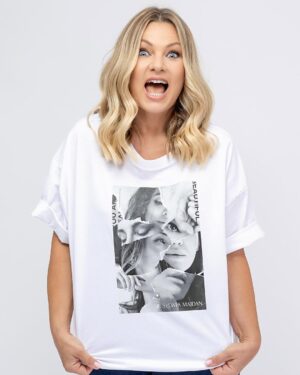 Katarzyna Bujakiewicz Instagram - Te wszystkie zdjęcia, które widzicie, to są rzeczy od polskich projektantek!Dzisiaj rano wstałam, przejrzałam internet i zalały mnie WSZECHOBECNE reklamy fast fashion. Wkurzyłam się. Dlatego postanowiłam o tym napisać.
Od lat kupuję od polskich projektantów. Od lat wspieram polskie projektantki, polskie marki. I powiem Wam jedno — te rzeczy są niezawodne.
Zamiast dziesięciu koszulek kupmy dwie fajne bluzy. T-shirt i bluza załatwiają całą stylizację. Możemy pokombinować, pobawić się modą, a przede wszystkim — wspierać swoje.
Niedawno zrobiłam lajfa z polskimi przedsiębiorczyniami, które opowiadały, z czym się mierzą.
Wiecie, ile kosztuje wyprodukowanie w Polsce zwykłego t-shirta?
Ile osób trzeba uczciwie opłacić, żeby uszyć sukienkę? Ile pracy, serca, czasu na to idzie?
Moje bluzy od Sylwii Majdan mają 10 lat i są niezniszczalne. Spodnie od By Insomnia — 10 lat, nadal jak nowe. Sukienki od Risk Made in Warsaw — prawie dekada i nic się z nimi nie dzieje. Nadal są modne.
Pomyślmy: czy naprawdę chcemy wszystko wyrzucać na śmieci, czy chcemy, żeby nasze wnuczki nosiły kiedyś nasze ukochane rzeczy jak skarby po babciach?
Chcecie, żebym zrobiła z dziewczynami kolejnego lajfa przypominającego o tych sprawach? Może to coś zmieni.
Jeżeli macie swoje ulubione polskie marki i kogoś wspieracie — wpiszcie tutaj w komentarzu!
Niech ten post stanie się miejscem pełnym dobrych, lokalnych rekomendacji. Wspierajmy się nawzajem!
#slowfashion #polskiemarki #wspierampolskie #kupujpolskie #lessismore  #sylwiamajdan #byinsomnia #riskmadeinwarsaw 
@lillow.pl  @iwonakutnikatelier  @sylwiamajdan_private  @riskmadeinwarsaw  @by_insomnia  @mojkrajtakipiekny  @muukreacje