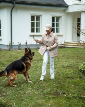 Katarzyna Cichopek Instagram - Kocham kolor beżowy.
To kolor ciszy, której tak często mi brakuje. Kolor spokoju, który koi myśli.
Kolor harmonii — tej z wnętrza i tej, którą tworzymy wokół siebie.
W beżu nie ma krzyku.
Jest szept.
Jest oddech.
Jest przestrzeń na bycie tu i teraz.