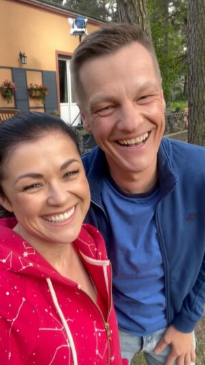 Katarzyna Cichopek Instagram - Kinga i Piotr są w M jak miłość od pierwszego sezonu! Jesienią będziemy obchodzić 25 lat naszego serialu♥️, a już teraz z planu zdjęciowego specjalnie dla Was @katarzynacichopek i @mroczek_marcin przesyłają pozytywną energię i kilka wspomnień☺️😘
Jeśli też chcecie przypomnieć sobie losy swoich ulubionych bohaterów, to zaglądajcie na @tvp_vod

#mjakmiłość #kingaipiotrekzduńscy
