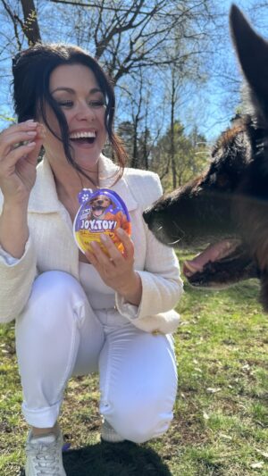 Katarzyna Cichopek Instagram - Wielkanoc tuż, tuż… a ja dla naszego Bono oraz kotków mam już prezent 🐶🐈 Pierwsze na Świecie jajka niespodzianki @joy_and_toy_surprise, które mają w sobie zabawkę oraz najwyższej jakości smaczki 😋 To radość dawania i miłość do naszych ukochanych pupili 🥹 Jajka niespodzianki JOY&TOY! kupicie w znanych sklepach zoologicznych oraz sieciach handlowych w całej Polsce 🛒 

#reklama #joyandtoy #pies #kot #jajkoniespodzianka #wielkanoc #pomyslnaprezent