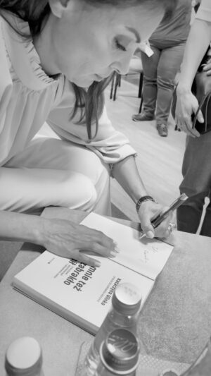 Katarzyna Glinka Instagram - Spróbuję podsumować ten dziwny tydzień 🖤
Tydzień, w którym moja psychika została roztrzaskana i ciężko się pozbierać.

Życie toczy się dalej,
pracujemy, spełniamy  swoje pasje, marzenia, idziemy do przodu.

Ja próbuję wciąż wypełniać  zadanie, jakiego się podjęłam… choć nie bez trudu, bo ciężko mi pozbierać myśli 

Jednak jeszcze  jaśniej widzę potrzebę mówienia o trudnych emocjach !
Jeszcze chętniej pochylę się nad każdym, komu brakuje siły !!
Pogadam z każdym, kto nie wie jak sobie poradzić i chowa swoje emocje do środka !!!

Nie udawajmy, że ich nie ma🙏🏻🙏🏻🙏🏻
Nie udawajmy!!! 
 
Wszystkim  nam potrzebne jest przebudzenie …

Jesli WSZYSCY  nie obudzimy się ze śpiączki , social mediowego  zachłyśnięcia się tempem życia i skrótowoscią  myśli - zakopując lub ignorując te prawdziwe emocje - OKRUCIEŃSTWOM NIE BĘDZIE KOŃCA 🖤

To są najczęściej NIEWYPOWIEDZIANE EMOCJE !!!

Skrywane, zakopywane, zamrożone, które wylewają się hejtem, nienawiścią, rządzą zemsty i czynieniem zła !!!

Powiedzmy STOP 🛑 

#bezsił