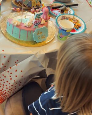 Katarzyna Glinka Instagram - 5 05 2025 ❤️🥳🥳 Leo skończył 5 LAT 
Dużo tych piątek :):) urodził się o 15.00 
Zaprosił 5 swoich najlepszych przyjaciół 🎂🥳🥳

Jestem szczęściarą, wychowując tak rezolutnego, świetlistego, kolorowego chłopca, z otwartym sercem ❤️❤️

Leo kocha ludzi, kocha świat i pięknie się nim zachwyca 🫶🫶🫶

Niech to będzie piękny rok cudnych dziecięcych doświadczeń 🎂🥳❤️❤️❤️❤️

Dumna Mama