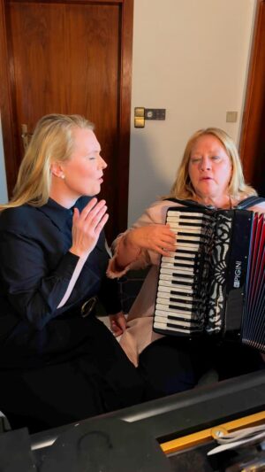 Kathy Kelly Instagram - Wir sehen uns in Hagen-Haspe am 21. und 22. Juni!! Lasst uns gemeinsam „Motherhood“ und viele andere Songs singen 🎤 🎶

Sichert euch noch eure Tickets 😍
👉🏻https://kathykelly.ticket.io (Link in Bio)
Telefonische Bestellung unter 02331 - 43438 (Gemeindebüro Haspe)

Wir freuen uns auf euch! 🎉
Kathy, Patricia & Paul 

@kathykellyofficial @patriciakelly.official 
#concert #kathykelly #patriciakelly #paulkelly #music #musik #family #kellyfamily #thekellyfamily #haspehagen