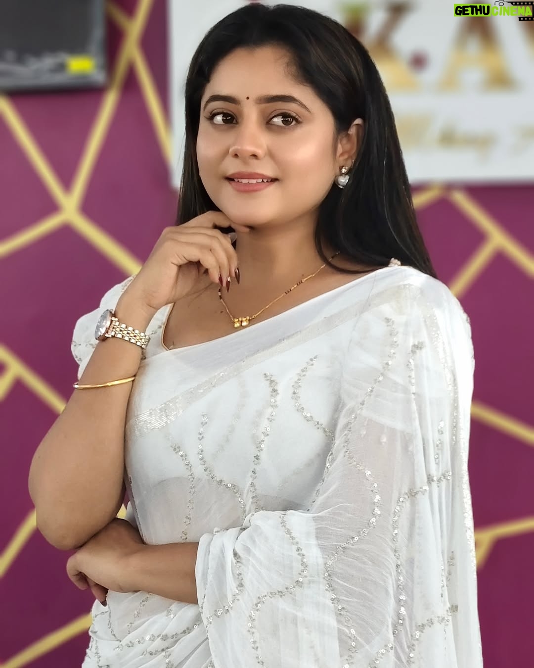 Kaveri Bagalkote - 9.1K Likes - 🤍✨
#kaveribagalkote
Saree from : @anulucky_collections