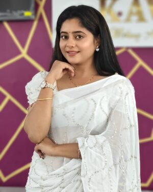 Kaveri Bagalkote Instagram - 🤍✨

#kaveribagalkote

Saree from : @anulucky_collections
